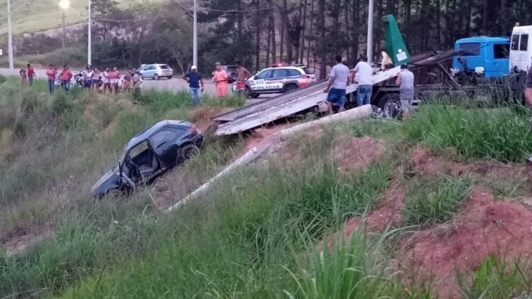 Carro furtado é encontrado capotado em ribanceira no Pedreira