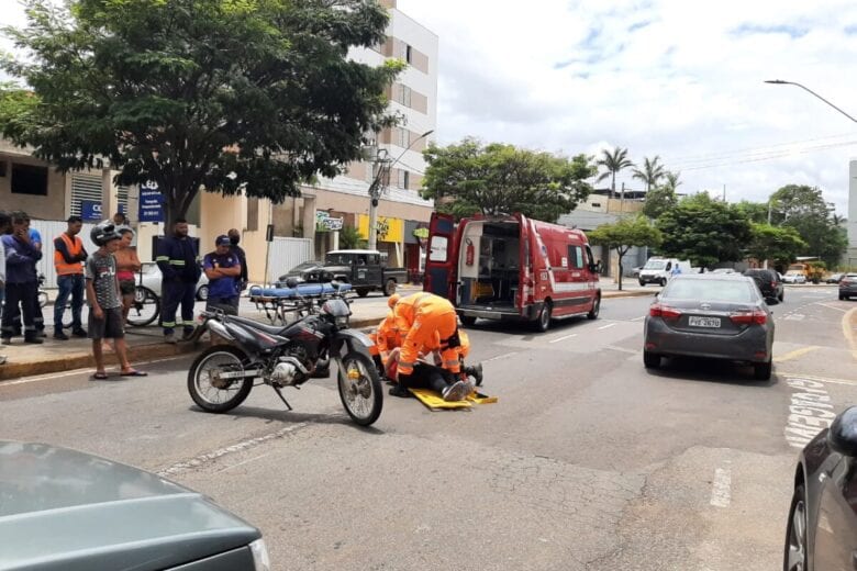 Colisão entre carro e moto deixa mulher ferida em Itabira