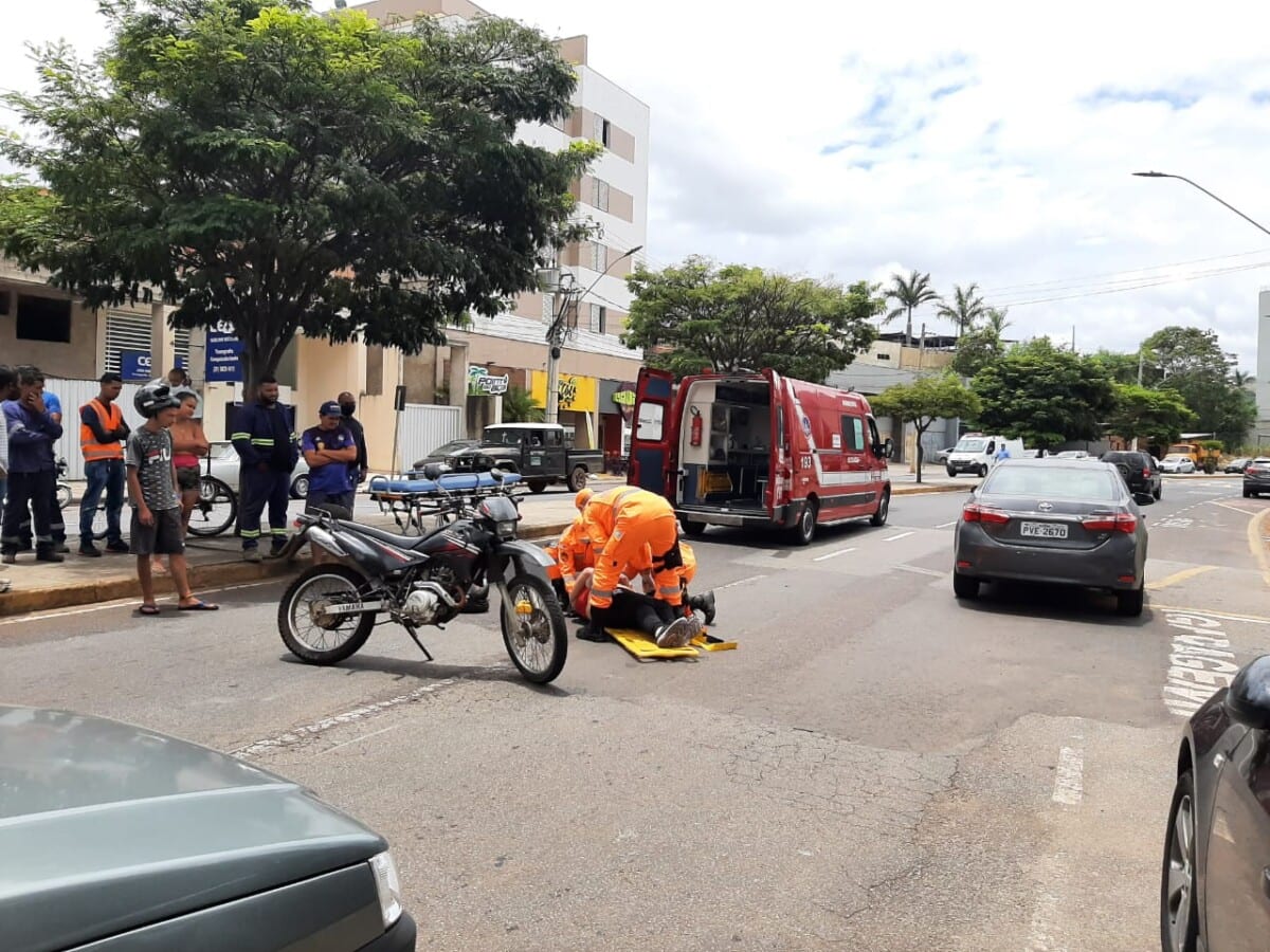 Colisão entre carro e moto deixa mulher ferida em Itabira