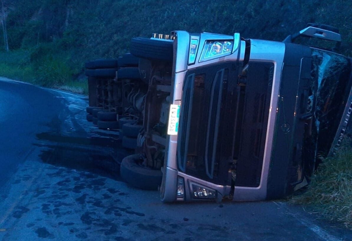 Carreta tomba e interdita parcialmente a estrada de Nova Era