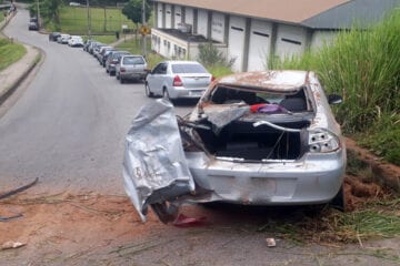 Escort sem freio capota após bater em carro estacionado