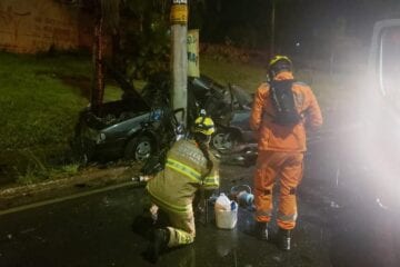 Duas pessoas morrem após carro colidir contra um poste