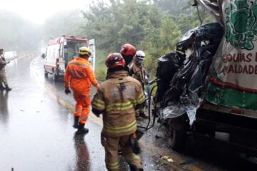 Batida de frente deixa motorista preso às ferragens em Caeté