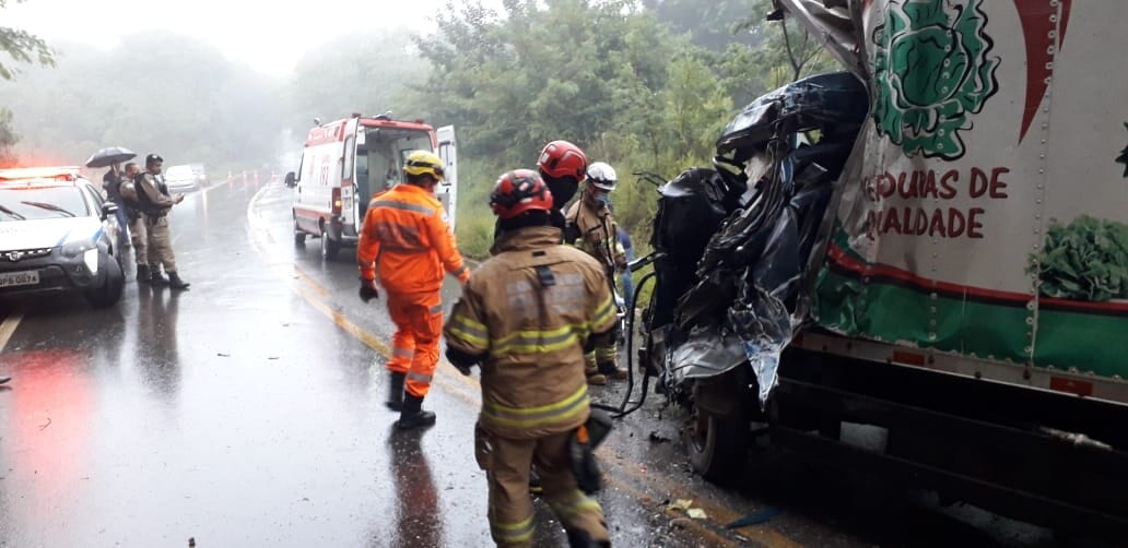Batida de frente deixa motorista preso às ferragens em Caeté