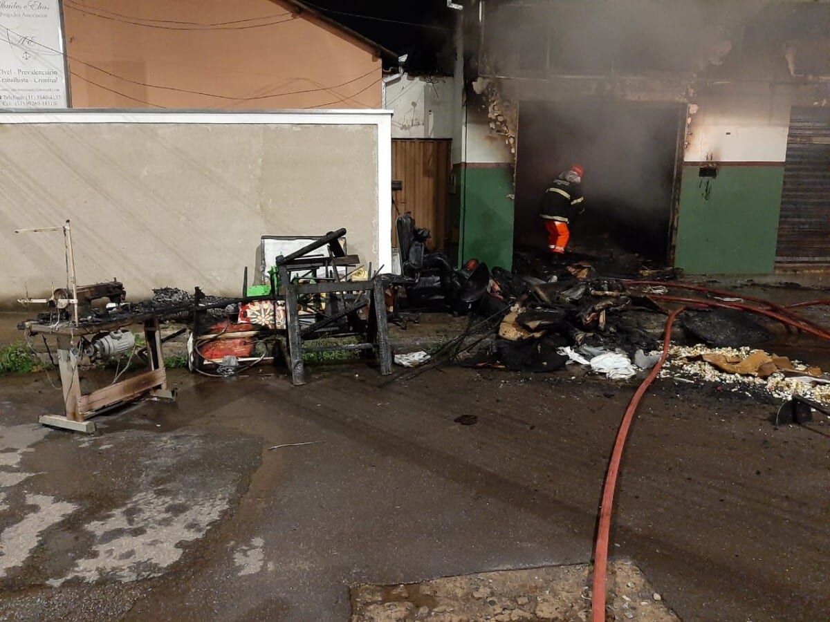 Campanha arrecada dinheiro para família que perdeu tudo em incêndio