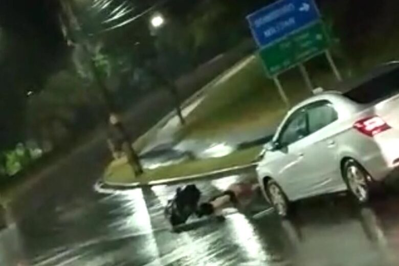 Homem morre atropelado e motorista é preso com revólver