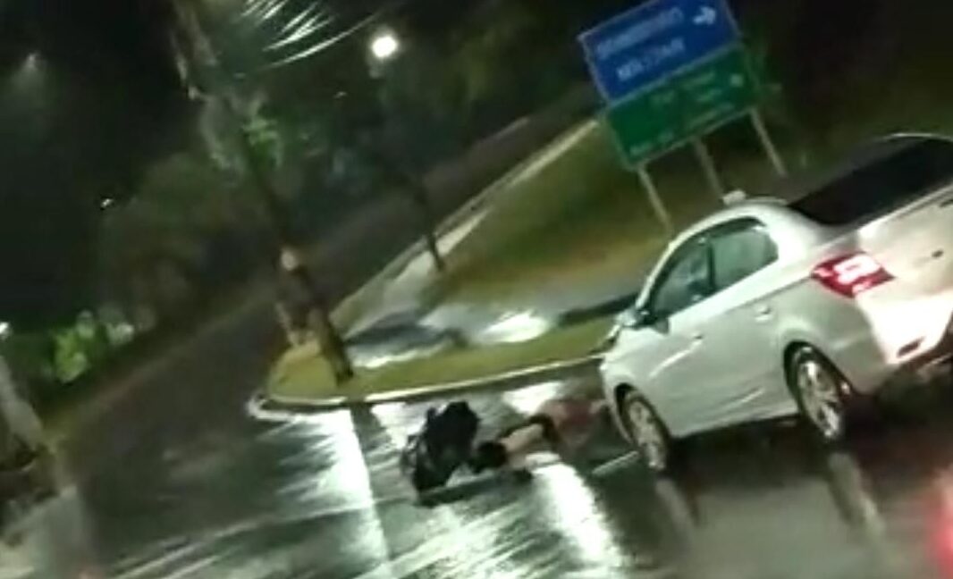Homem morre atropelado e motorista é preso com revólver