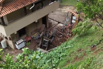 Operador morre após tombar retroescavadeira em ribanceira