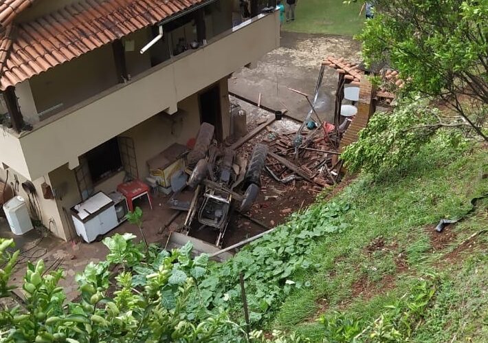 Operador morre após tombar retroescavadeira em ribanceira