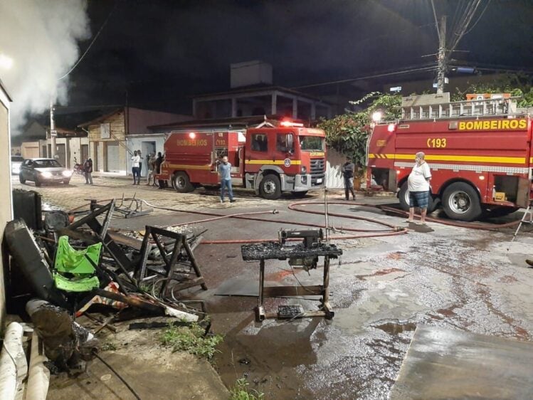 Capotaria pega fogo no bairro Caminho Novo em Itabira; Veja o vídeo