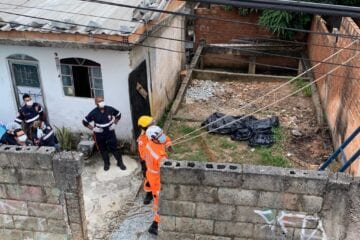 Homem morre eletrocutado ao esbarrar estrutura metálica na rede elétrica