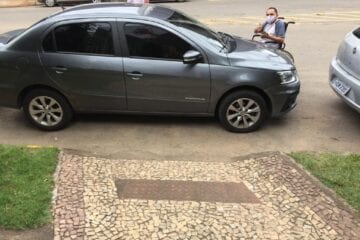 Veículos estacionados em frente à rampa de acesso para deficientes na Câmara de Monlevade causam transtornos
