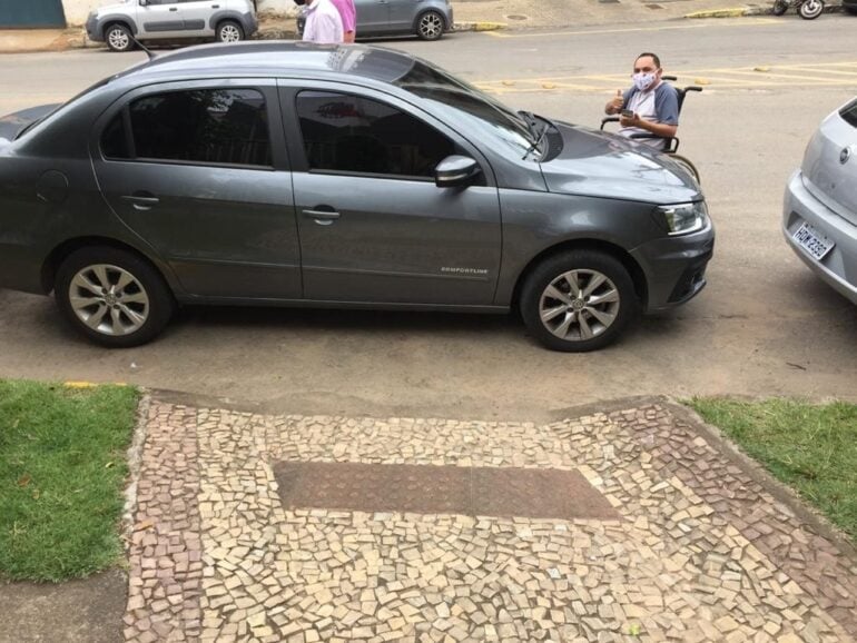 Veículos estacionados em frente à rampa de acesso para deficientes na Câmara de Monlevade causam transtornos