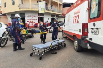 Mulher fica ferida durante colisão entre carro e moto