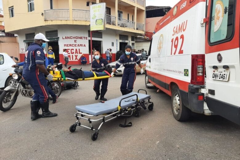 Mulher fica ferida durante colisão entre carro e moto