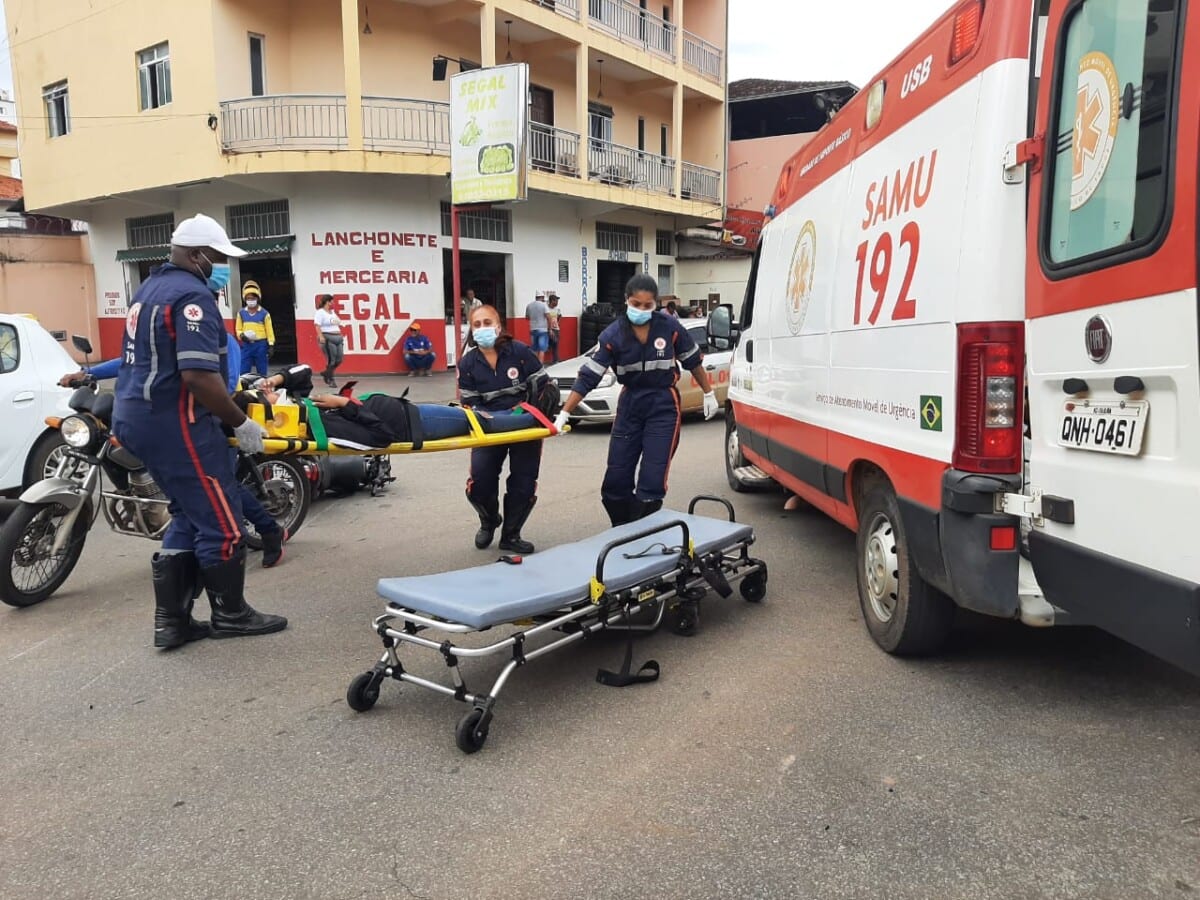 Mulher fica ferida durante colisão entre carro e moto