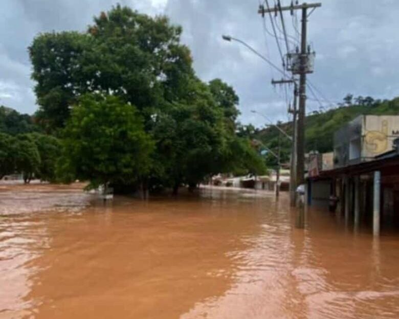 Chuva causa destruição e desabamento de residências em Santa Maria de Itabira