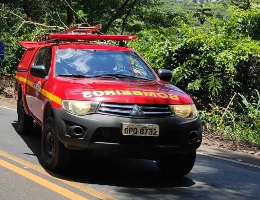 Bombeiros procuram homem que desapareceu no rio em Ferros