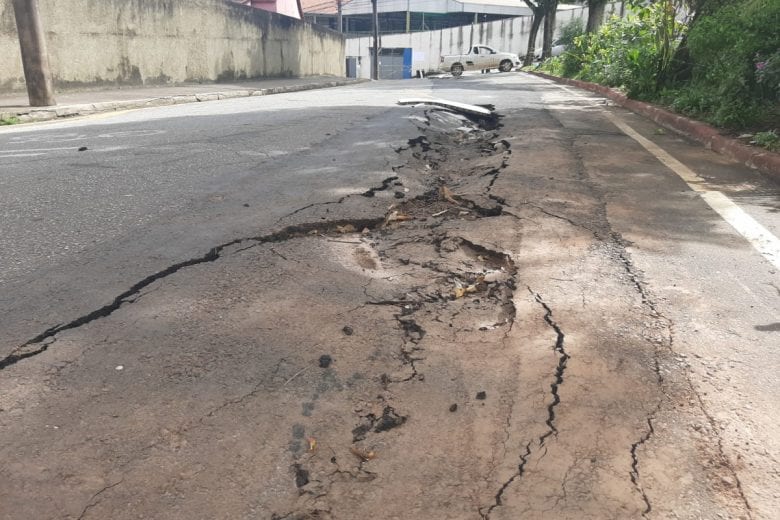 Avenida Brasil continua parcialmente interditada em Itabira
