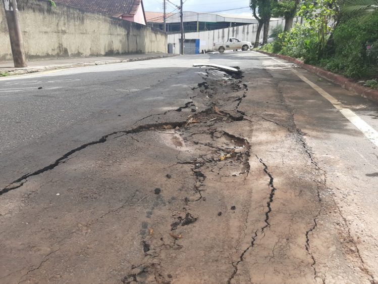Avenida Brasil continua parcialmente interditada em Itabira