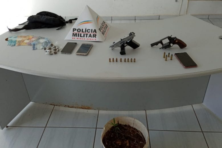 Operação da PM resulta em apreensão de armas e drogas em Itabira