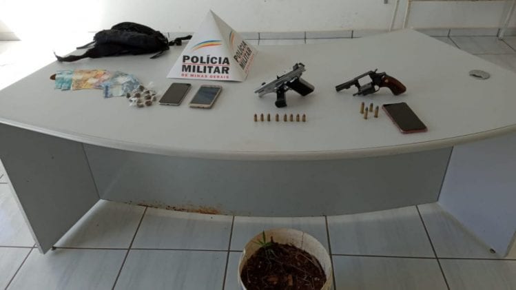 Operação da PM resulta em apreensão de armas e drogas em Itabira