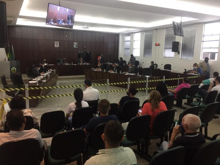 Charge contra assessoras repercute e tem total repúdio na Câmara de Monlevade