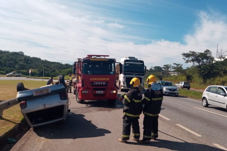 Fiat Uno capota com cinco pessoas na BR-040 em Ribeirão das Neves