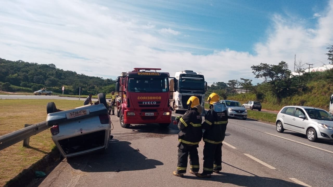 Fiat Uno capota com cinco pessoas na BR-040 em Ribeirão das Neves