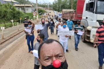 Casas não ficam prontas e moradores de Mariana protestam