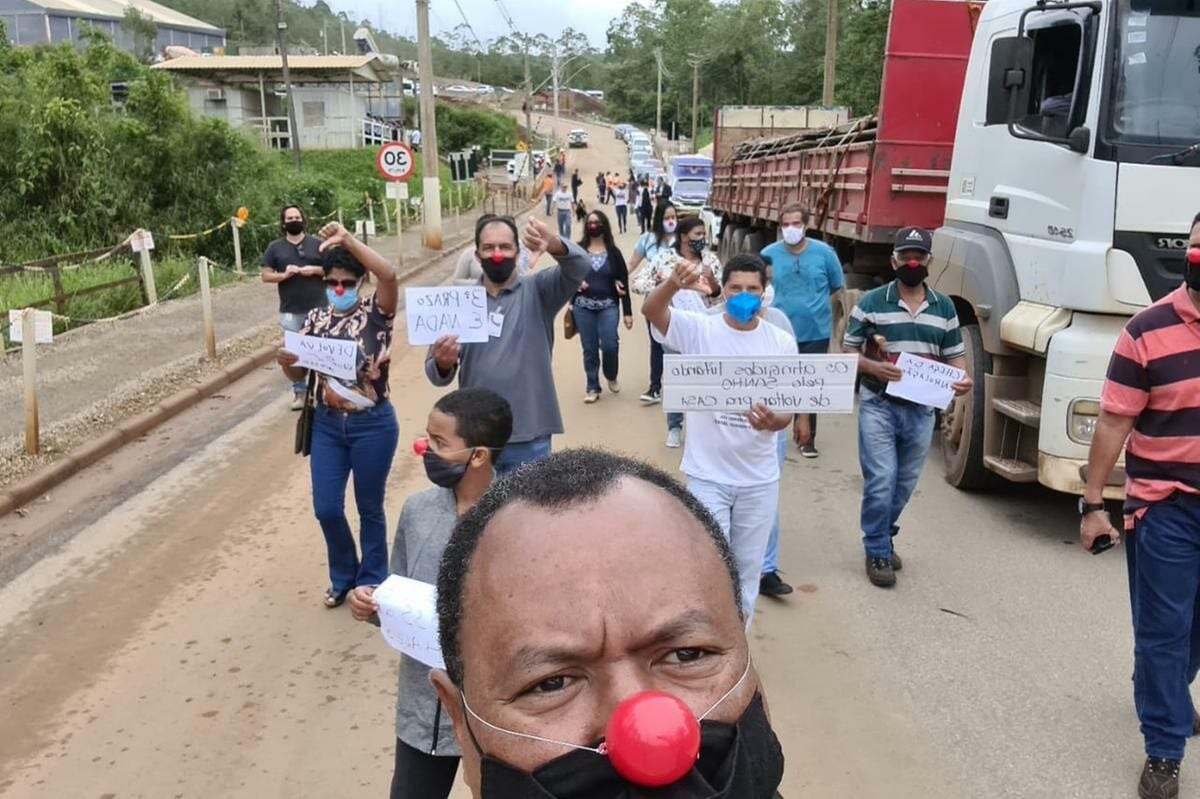 Casas não ficam prontas e moradores de Mariana protestam
