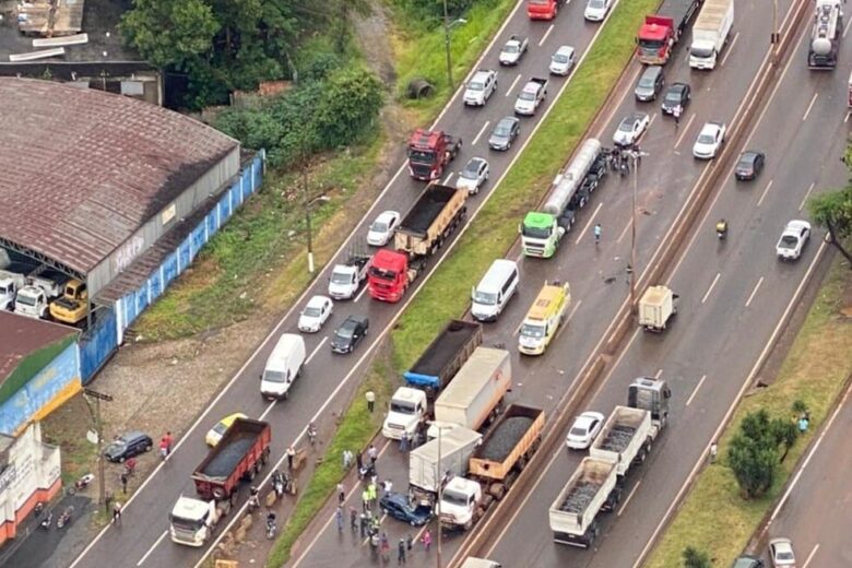 Acidente com cinco veículos no Anel Roviário deixa feridos e fecha rodovia