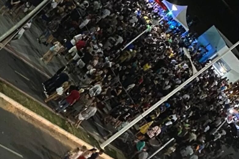 Polícia usa bombas de gás para dispersar aglomerações em praias preferidas por mineiros