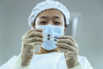 Covid-19: quadrilha é presa vendendo água salgada no lugar de vacina