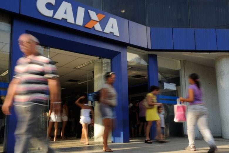 Caixa paga abono salarial para nascidos de março a junho