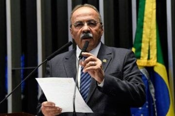 Flagrado com dinheiro na cueca, senador volta a cumprir mandato e se defende