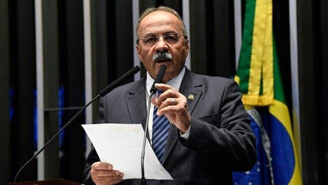 Flagrado com dinheiro na cueca, senador volta a cumprir mandato e se defende