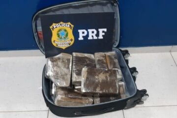 PRF apreende maconha em ônibus, em Caratinga