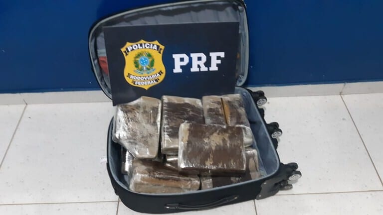 PRF apreende maconha em ônibus, em Caratinga