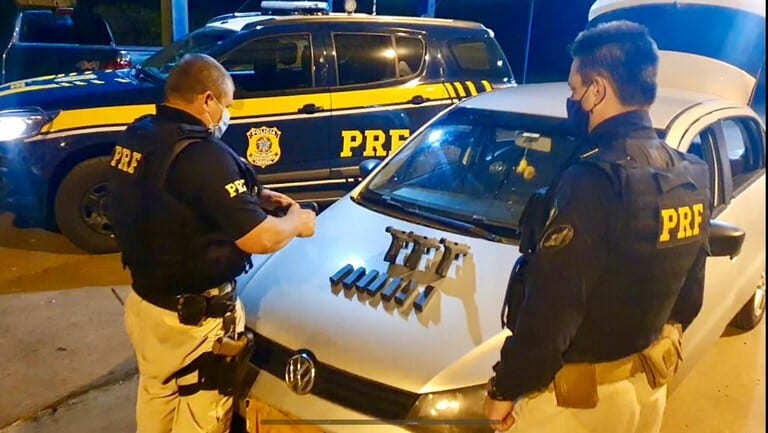 Após tentar ludibriar a PRF, casal de criminosos é preso por tráfico de armas