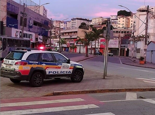 Homem se passa por cliente para assaltar loja Boticário em Itabira