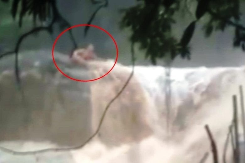 Jovem é arrastado por cabeça d’água em cachoeira; veja o vídeo