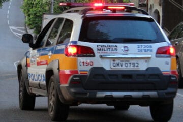 Carro fica sem as rodas após garagem ser arrombada no Juca Batista