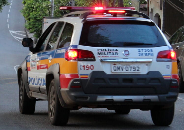 Carro fica sem as rodas após garagem ser arrombada no Juca Batista