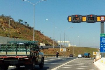 Acidente causa interdição de faixa na BR-381 em Sabará nesta segunda-feira