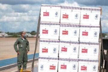 Sem carnaval, empresa doa 5 mil caixas térmicas para transporte de vacinas