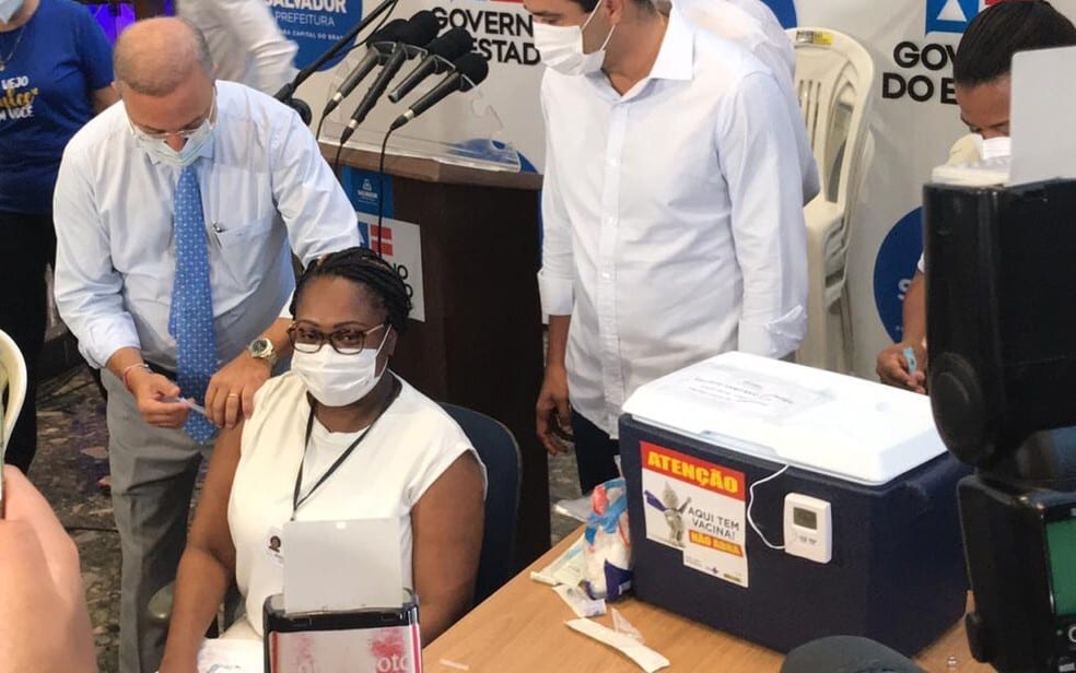 Primeira vacinada na Bahia pega Covid-19 antes da 2ª dose