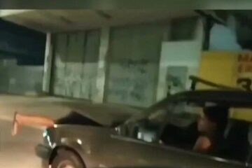 Homem é flagrado dentro do capô de carro em movimento; veja o vídeo