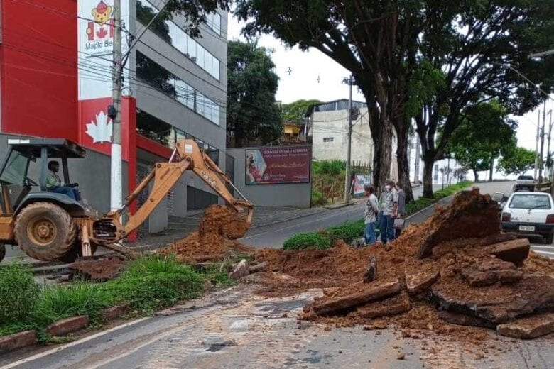Interdição total: rua Juca Machado no centro de Itabira passa por reparos
