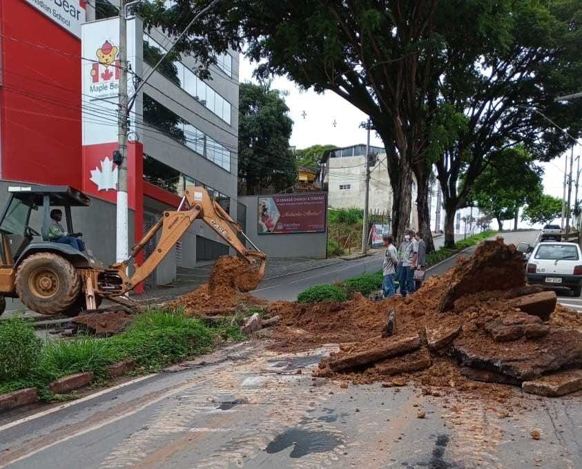 Interdição total: rua Juca Machado no centro de Itabira passa por reparos